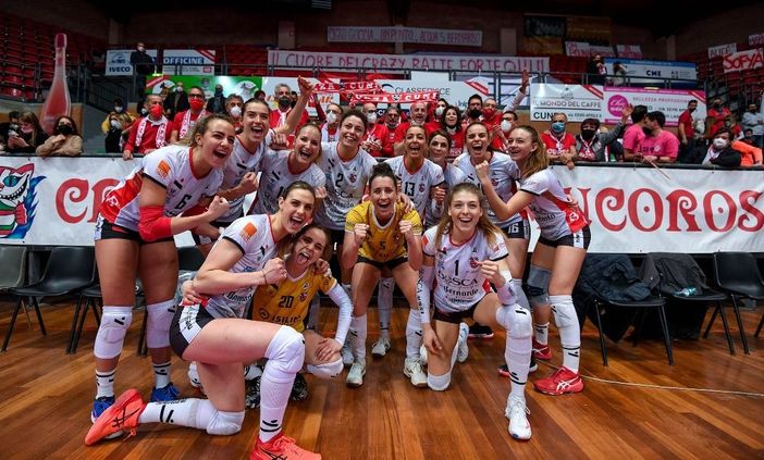 La festa delle gatte con i Crazy Cats biancorossi dopo la vittoria su Busto (credit Danilo Ninotto) La festa delle gatte con i Crazy Cats biancorossi dopo la vittoria su Busto (credit Danilo Ninotto)