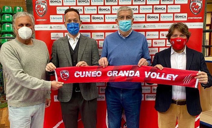 Da sinistra a destra il consigliere di Cuneo Granda Volley Gino Primasso, il presidente José Cartellone, il CEO Diego Borgna e il vicepresidente Dino Vercelli (credit ufficio stampa CGV)