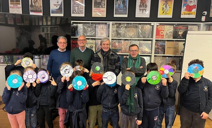 L'Associazione Alec porta la cultura del vinile nelle scuole: musica, arte e storia si incontrano attraverso le copertine dei dischi