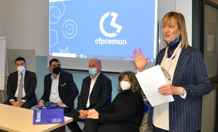 La responsabile Cristina Ballario presenta i dati di attività della sede fossanese. Alle sue spalle, da destra a sinistra, la vicepresidente Anna Barretta, lo storico direttore dell’istituto Mario Barello, il nuovo direttore Marco Lombardi e il sindaco di Fossano Dario Tallone La responsabile Cristina Ballario presenta i dati di attività della sede fossanese. Alle sue spalle, da destra a sinistra, la vicepresidente Anna Barretta, lo storico direttore dell’istituto Mario Barello, il nuovo direttore Marco Lombardi e il sindaco di Fossano Dario Tallone