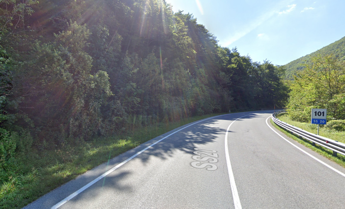 Foto da Google maps del chilometro 101 della SS 20, quello interessato dagli eventuali distacchi Foto da Google maps del chilometro 101 della SS 20, quello interessato dagli eventuali distacchi