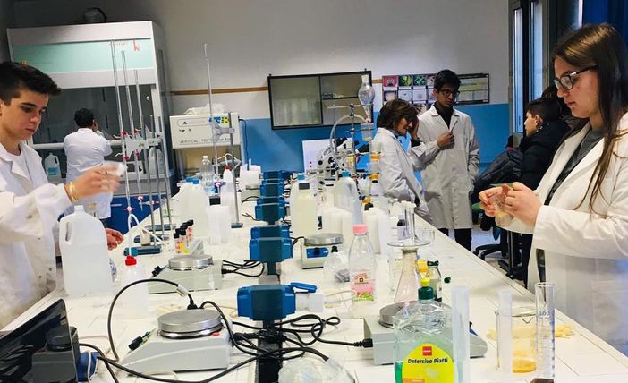 Studenti al lavoro nei laboratori del "Cillario"