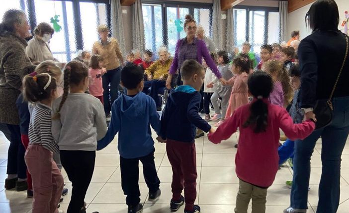 A Sommariva Bosco i bambini della scuola dell'infanzia incontrano gli anziani per Carnevale