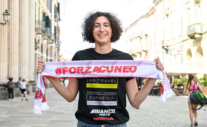 Beatrice Molinaro in via Roma nel suo primo giorno a Cuneo (credit Danilo Ninotto) Beatrice Molinaro in via Roma nel suo primo giorno a Cuneo (credit Danilo Ninotto)