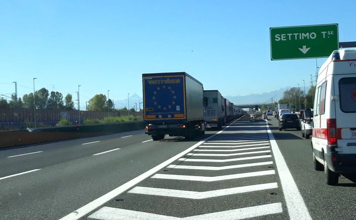 L'autostrada Torino-Milano in una foto d'archivio L'autostrada Torino-Milano in una foto d'archivio