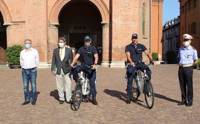 La consegna delle biciclette, ieri in piazza Duomo