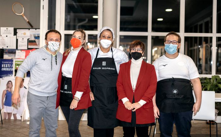 Lo staff del centro sportivo del quartiere San Cassiano
