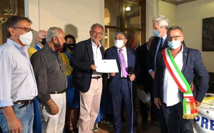 Beppe Gandolfo riceve il riconoscimento dal presidente e fondatore del Premio Giornalistico roerino Giovanni Negro