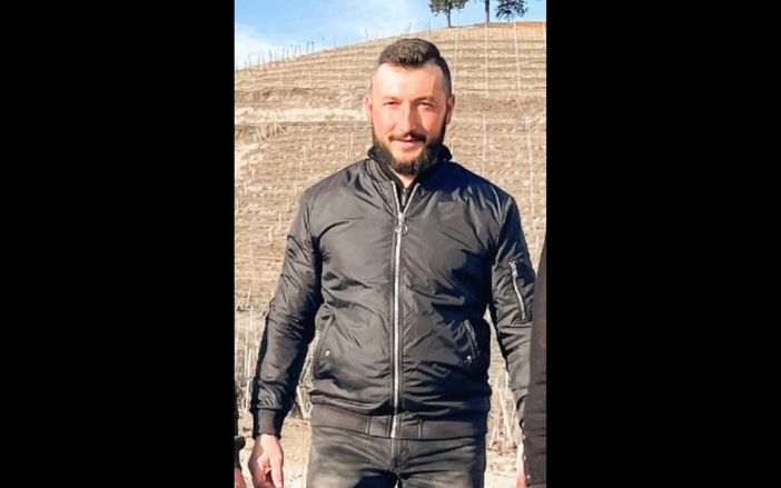 Costel Ciobotar, 35enne di nazionalità romena, viveva a Canale con la moglie Michela e la figlioletta Elena, di appena tre anni. Costel Ciobotar, 35enne di nazionalità romena, viveva a Canale con la moglie Michela e la figlioletta Elena, di appena tre anni.