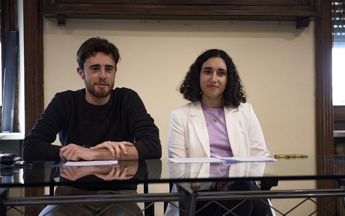 Eliana Davila e Fabio Ambrogio durante l'incontro di venerdì in Comune (foto di Barbara Guazzone)