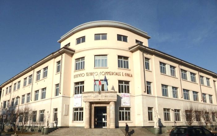 L'attuale sede dell'Istituto Tecnico "Guala", in piazza Roma, destinata al ritorno della Scuola Media "Piumati"