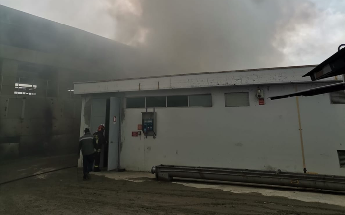 Santa Vittoria d'Alba: fiamme nei capannoni della Italgelatine