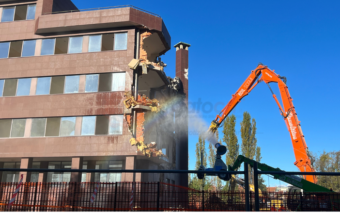 Un'immagine dell'abbattimento dell'edificio dell'ex provveditorato agli studi di Cuneo