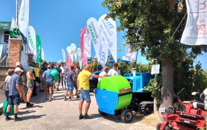 Innovazione, tecnologia e confronto tra imprenditori viticoli alle prove in vigneto ad Alba Innovazione, tecnologia e confronto tra imprenditori viticoli alle prove in vigneto ad Alba