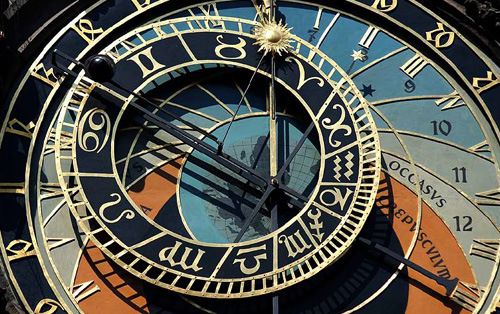 Si dorme un'ora in più, scende il buio un'ora prima: domenica notte si passa all'ora solare (forse per l'ultima volta)