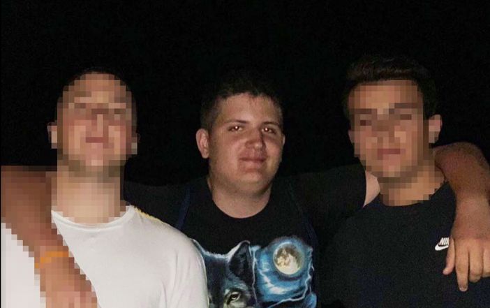 Andrea Borgogno, al centro nella foto. Aveva compiuto i 18 anni soltanto giovedì