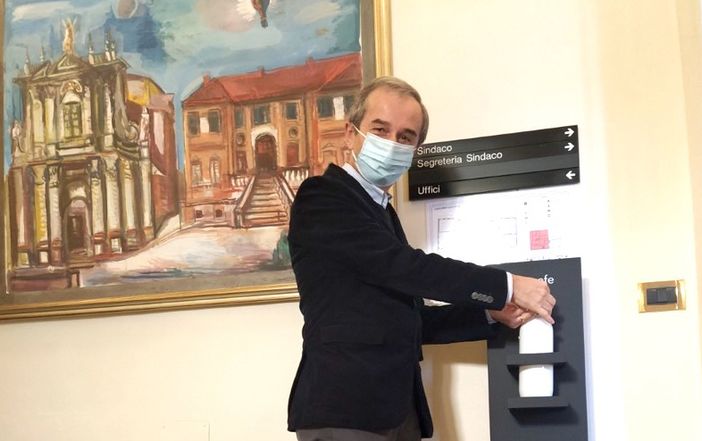 Bra: Arpa Industriale dona al Comune dispenser igienizzanti