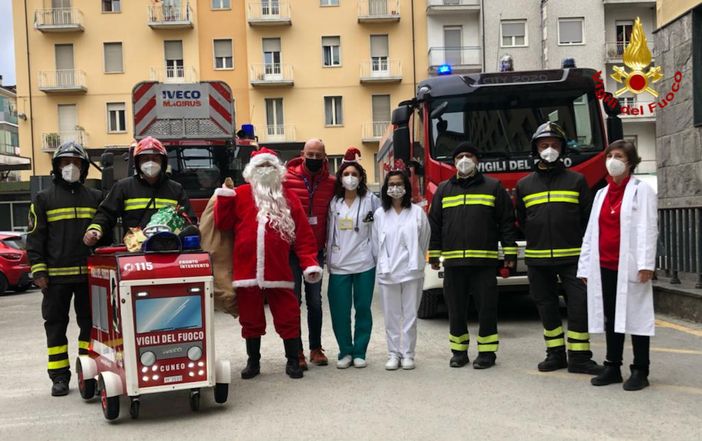 I vigili del fuoco consegnano i regali di Abio ai bambini in degenza al Santa Croce di Cuneo [FOTO E VIDEO]