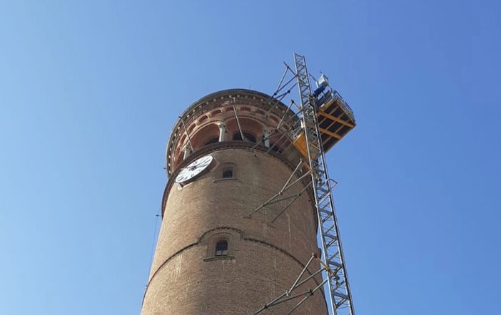 L'ascensore montacarichi installato oggi sul campanile del Santuario