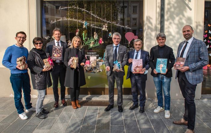 Ad Alba le vetrine “nocciolose” salutano i visitatori della Fiera