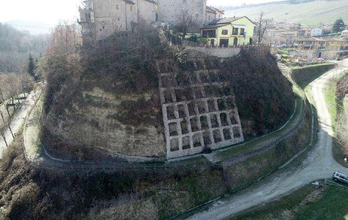 Lo stato dell'arte alla rupe la cui strada pedonale porta verso il centro di Barolo. Presto i lavori del secondo lotto.