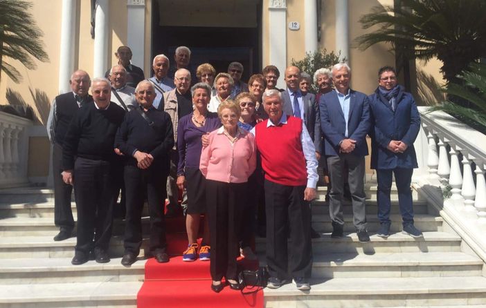 Cherasco, parroci e amministratori in visita ai partecipanti del soggiorno marino di Diano Marino