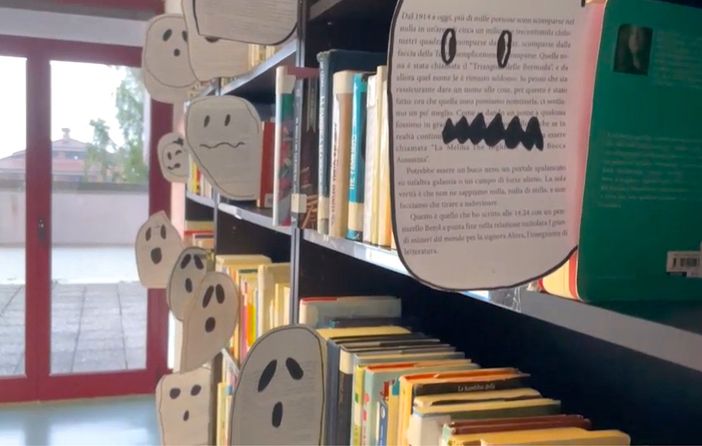 Fantasmi di carta popolano la bliblioteca della scuola di Ceresole d'Alba
