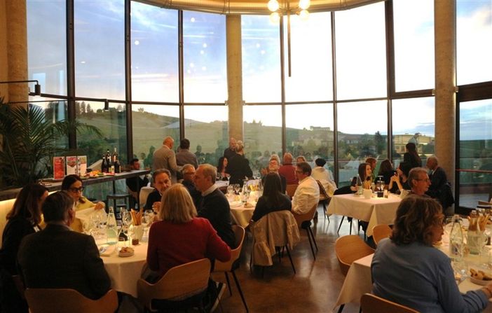 Cantina La Torre di Castel Rocchero (AT): una serata indimenticabile tra fiori eduli e vino pregiato nella magica Torre Crystallina