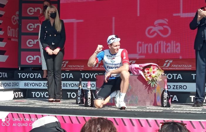 Giro d'Italia 2022, Sergio Trossarello e Elvio Chiatellino commentano la Sanremo-Cuneo: "Tappa spettacolare, in un clima di eccezionale entusiasmo" (VIDEO)