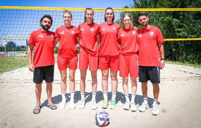 Parte del roster di Cuneo Granda Volley per il vivo Lega Volley Summer Tour (credit Danilo Ninotto)