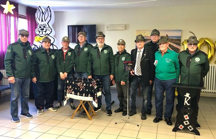 Il gruppo Alpini di Bra impegnato nei giochi di magia per gli anziani Il gruppo Alpini di Bra impegnato nei giochi di magia per gli anziani