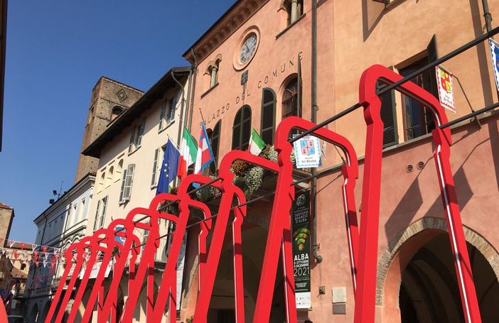 Alba, il marchio Campari Soda sbarca in città con installazioni e aperitivi in tredici locali