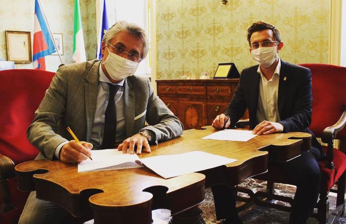 Il sindaco albese Carlo Bo con l'assessore al Turismo ed esponente di Fratelli d'Italia Emanuele Bolla Il sindaco albese Carlo Bo con l'assessore al Turismo ed esponente di Fratelli d'Italia Emanuele Bolla