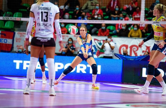 Lara Caravello impegnata in ricezione nel Derby delle bollicine del 14 novembre 2021 (credit Danilo Ninotto)