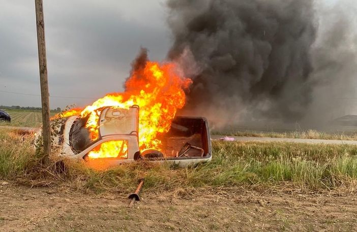 Il mezzo in fiamme dopo l'incidente Il mezzo in fiamme dopo l'incidente