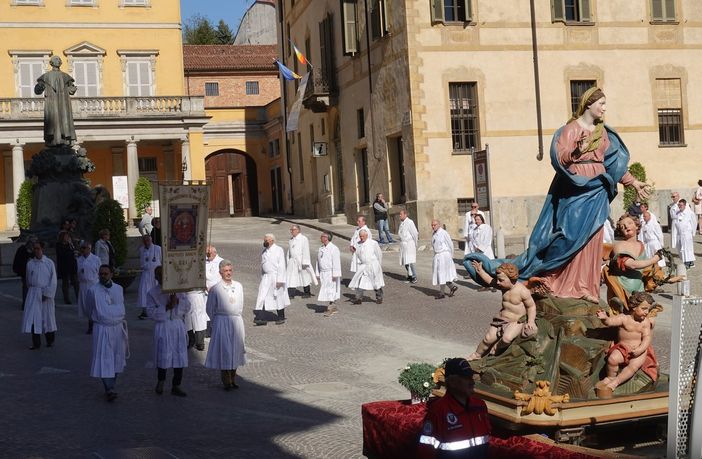 Bra ha riabbracciato la processione dei Battuti Bianchi con il Cristo Risorto (Foto)