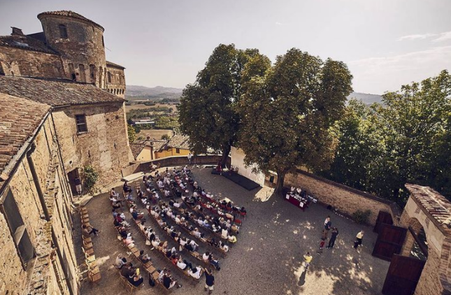 Una passata cerimonia di premiazione del premio, nel cortile del castello medievale Una passata cerimonia di premiazione del premio, nel cortile del castello medievale