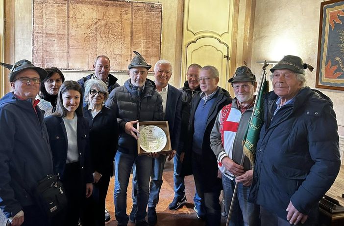 Il gruppo di Roccasalli con il sindaco Bogetti e gli assessori cheraschesi Il gruppo di Roccasalli con il sindaco Bogetti e gli assessori cheraschesi