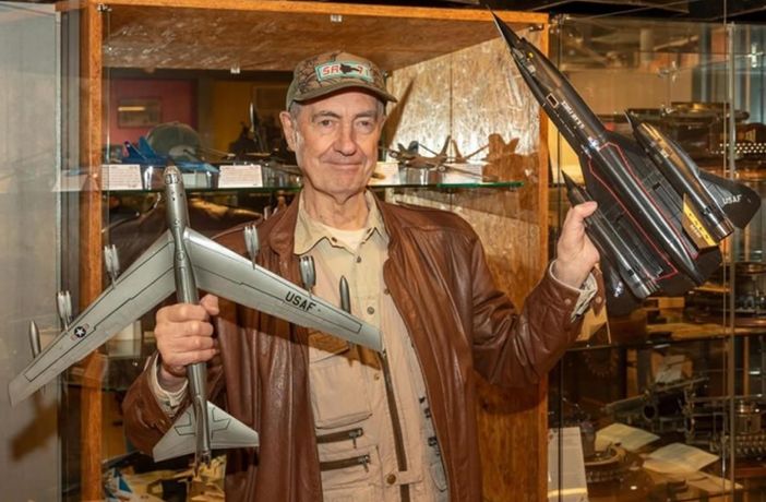 Marco Avalle mostra orgoglioso due dei suoi cento modellini creati con la stampante in 3D