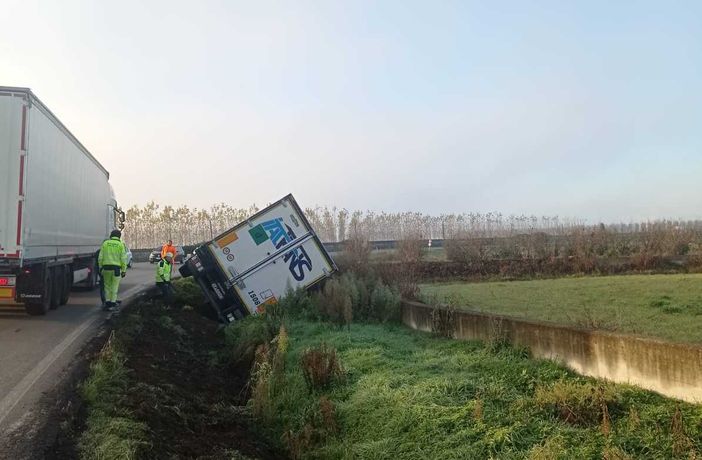 L'autoarticolato finito fuori strada all'altezza della cinta di Pollenzo