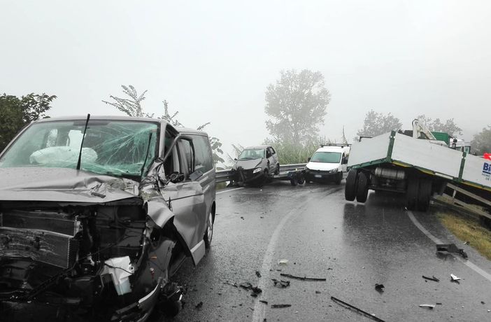 Incidente a Novello: autotreno fuori strada, altri due veicoli coinvolti Incidente a Novello: autotreno fuori strada, altri due veicoli coinvolti
