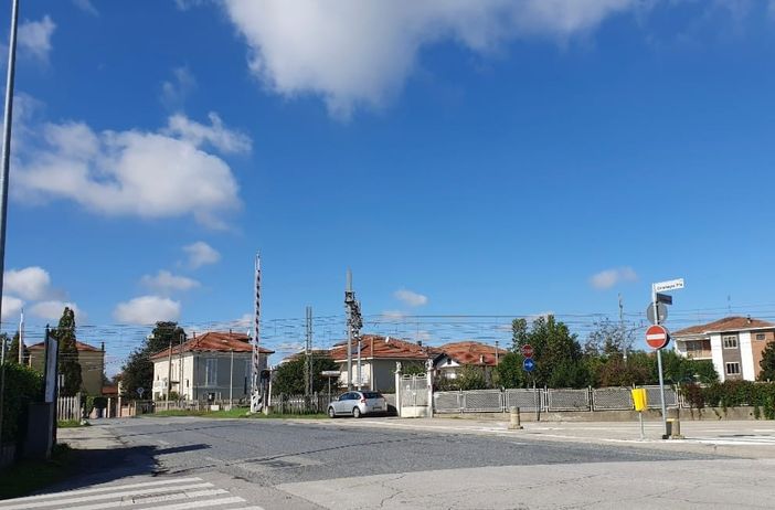 Passaggio a livello di via Caramagna dove previsto il nuovo sottopasso Passaggio a livello di via Caramagna dove previsto il nuovo sottopasso