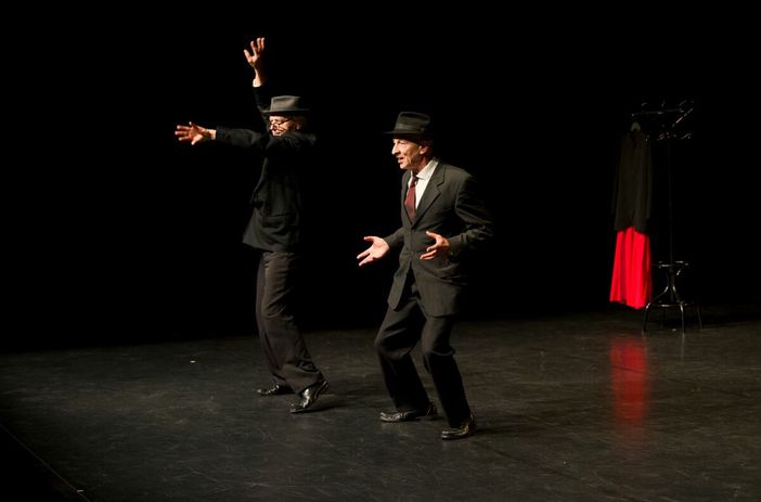 "Dal Big Bang all'Homo Stupidens" in scena a Cherasco: quando la storia dell'umanità diventa una commedia "Dal Big Bang all'Homo Stupidens" in scena a Cherasco: quando la storia dell'umanità diventa una commedia