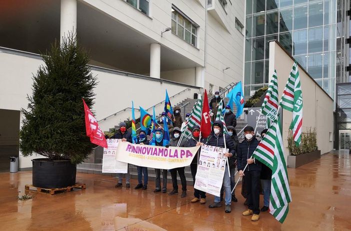 Picchetto questa mattina all'ingresso del nuovo ospedale