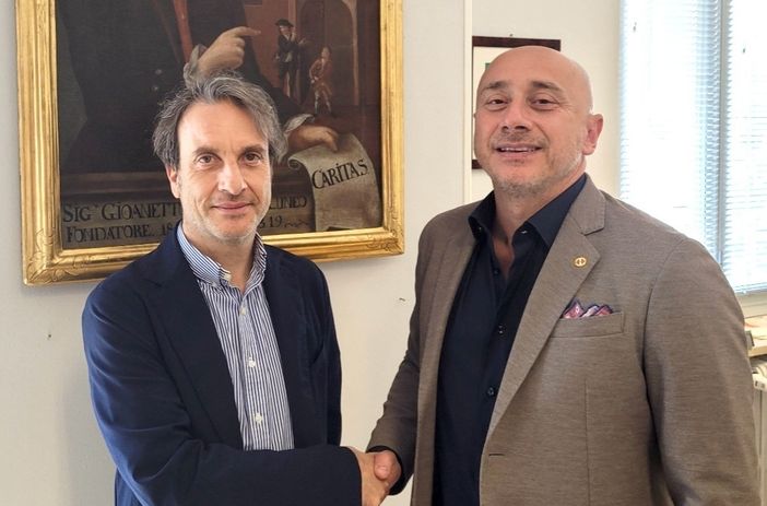 Domenico Vitale, nuovo direttore della struttura complessa Anestesia Cardiotoracovascolare e terapie intensive, insieme al direttore generale Livio Tranchida