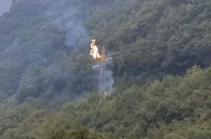 Fulmine colpisce traliccio nei pressi di Trappa: incendio spento prima dell’arrivo dei vigili del fuoco