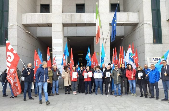 La protesta all’Ispettorato del Lavoro di Cuneo