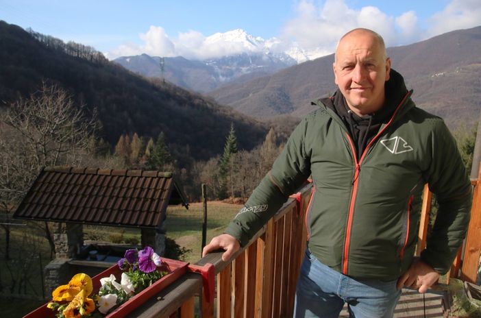 Daniele Carletto sul balcone dell antica cascina ristrutturata a Tetto Baricca