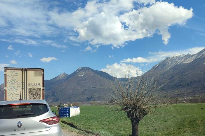 Il mezzo finito fuori strada