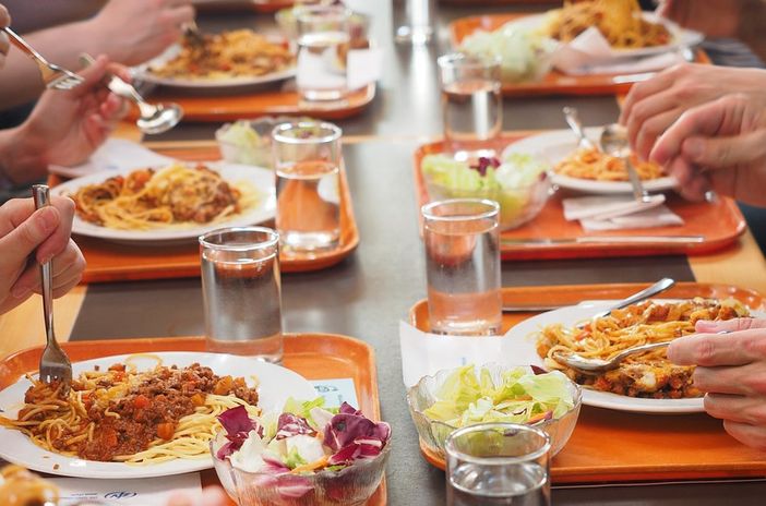 Crescono i costi per chi fornisce pasti alla mense scolastiche. Ma i Comuni non aumenteranno le tariffe, bilanci permettendo